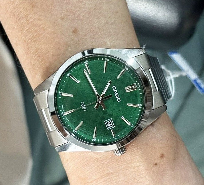 Montre casio elegante + un pendentif parfumé OFFERT